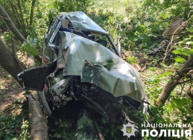 На Полтавщині легковик врізався у дерево: троє постраждалих