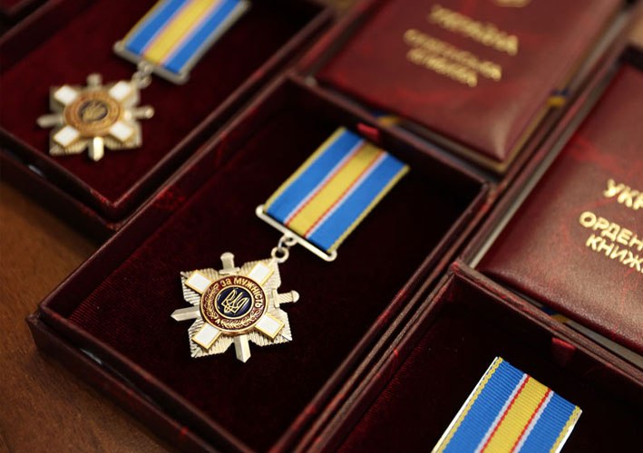 Посмертные награды вручили родным четырех защитников с Полтавщины