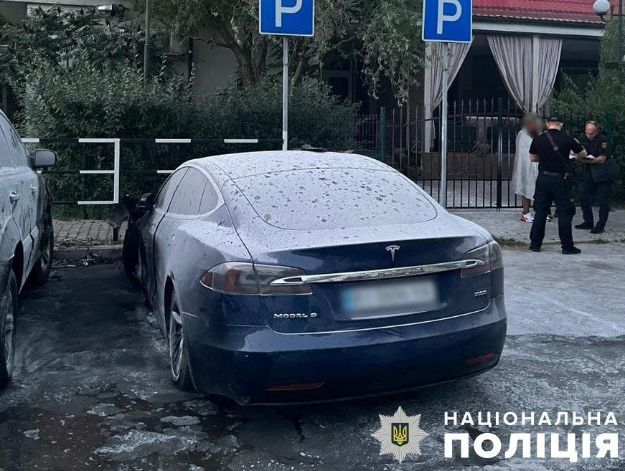 У Полтаві підпалили електромобіль Tesla: поліція розшукує причетних