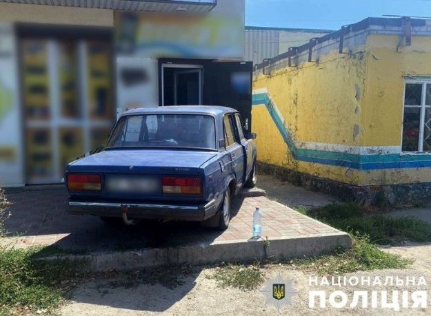 На Полтавщині легковик в’їхав в магазин: є постраждала