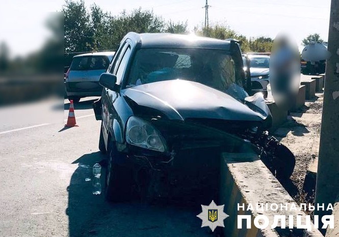 В Полтавской области легковушка столкнулась с фурой и въехала в отбойник