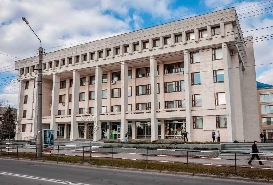 Ще на рік продовжили обмеження руху пішоходів біля полтавської обласної бібліотеки
