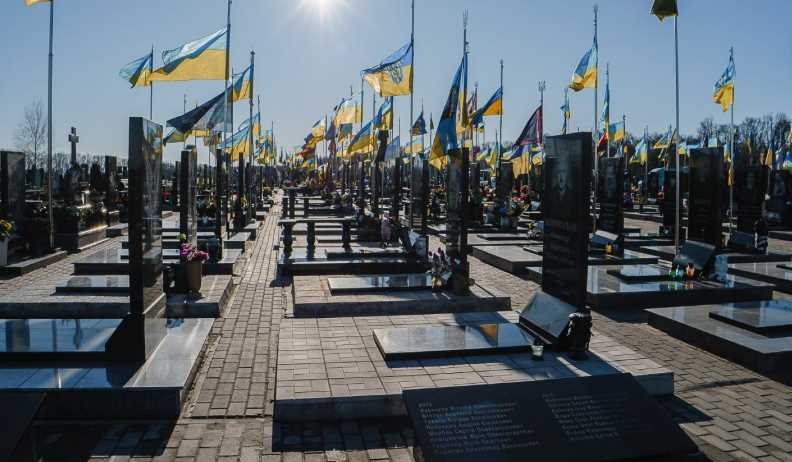 В Кременчуге неизвестные повредили могилу военного