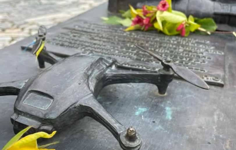 У Полтаві невідомі пошкодили скульптуру на честь Юліана Матвійчука