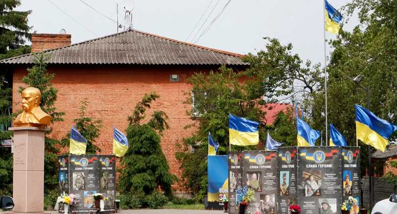 На Полтавщині з меморіалу захисникам зняли і викинули державні прапори