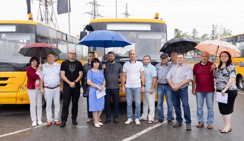 Полтавщина отримала ще чотири шкільні автобуси: транспорт передали громадам області