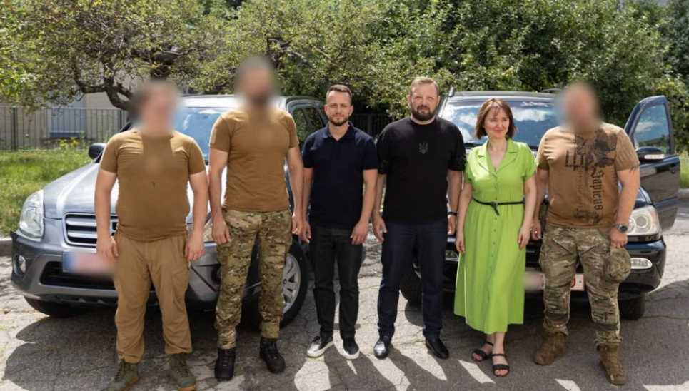 На передову — з новими авто: захисники отримали чергову допомогу від Полтавщини