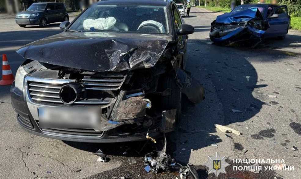 Полиция Полтавщины выясняет обстоятельства ДТП в Кременчуге, в результате которого госпитализированы два водителя