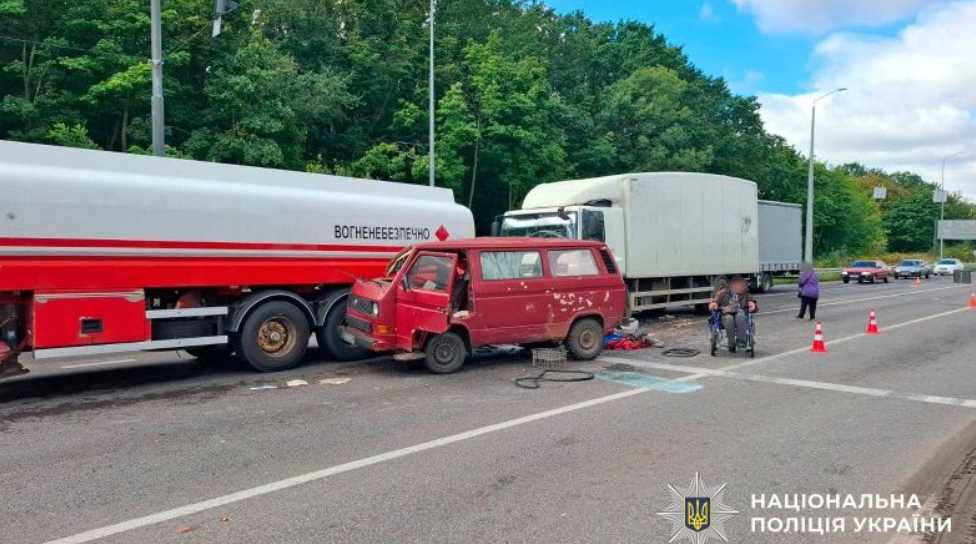На въезде в Полтаву столкнулись три автомобиля: два человека госпитализированы