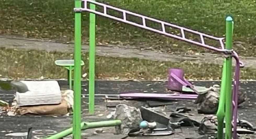 В Полтаве автомобилем повредили спортивную площадку