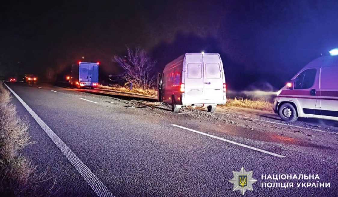 На трассе Киев – Харьков микроавтобус столкнулся с грузовиком: водитель в больнице