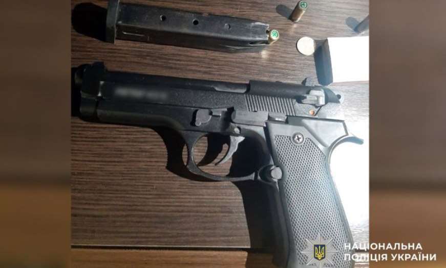 В Кременчуге в доме мужчина стрелял из пистолета