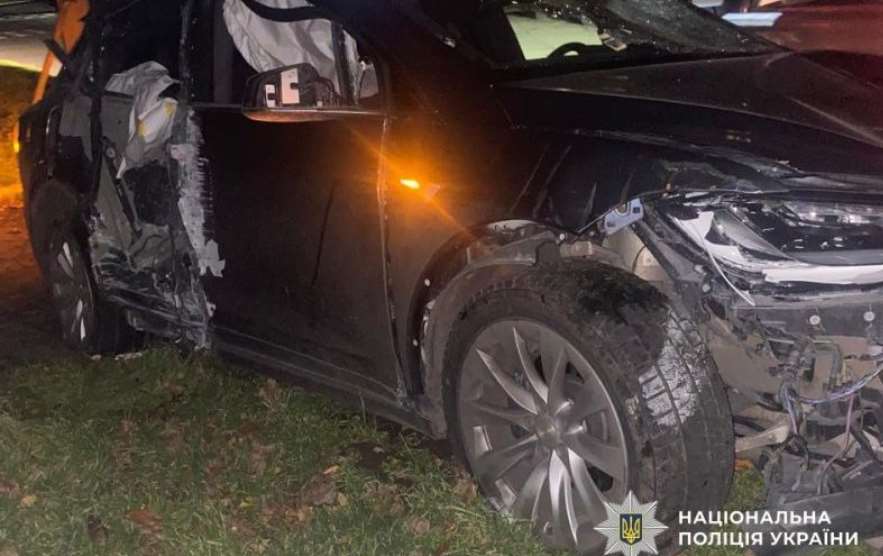 В Кременчуге Tesla врезалась в дерево и травмировала велосипедиста — полиция разыскивает водителя