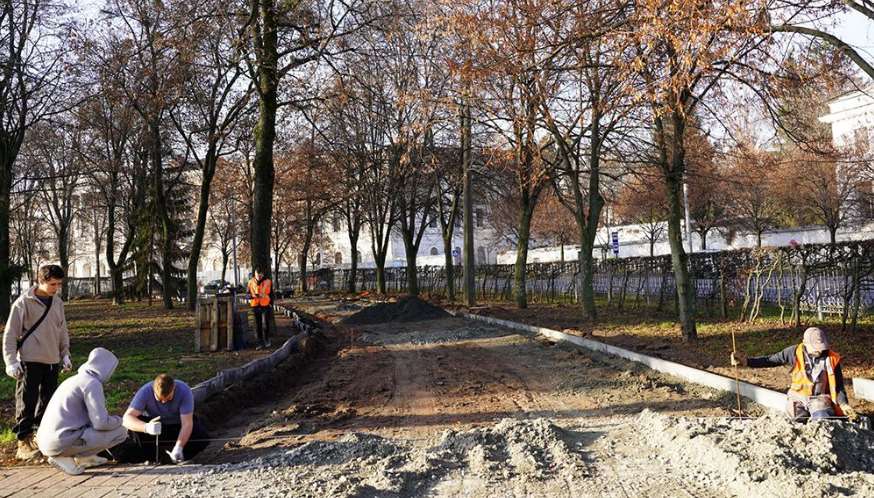 У Корпусному парку Полтави розпочали ремонт внутрішнього кола для створення безбар’єрного простору