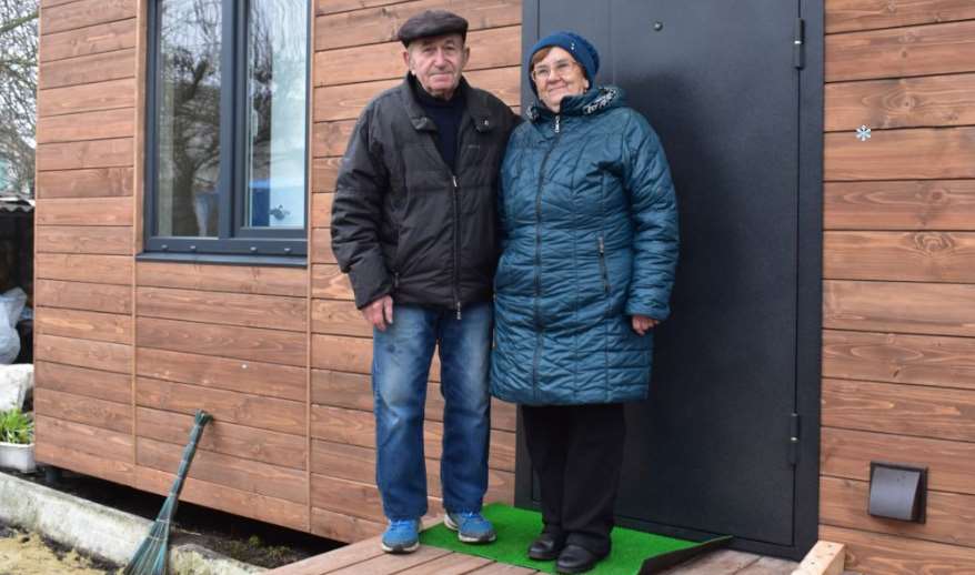 В Козельщине семья, чей дом пострадал от вражеской атаки, получила новый модульный дом