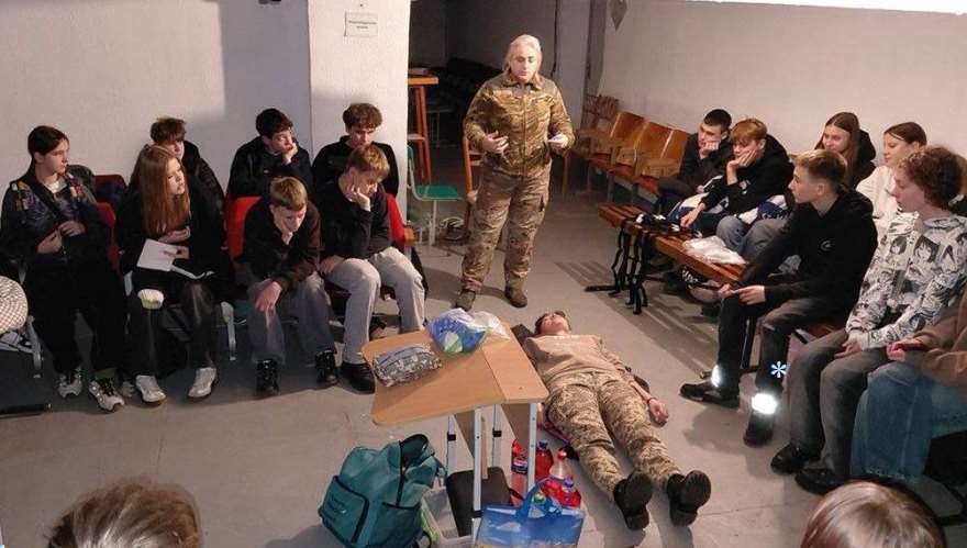 У Диканьці школярі відпрацювали навички домедичної допомоги разом із тероборонівцями