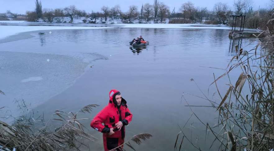 В Карловке спасатели вытащили из воды двух детей, провалившихся под лед