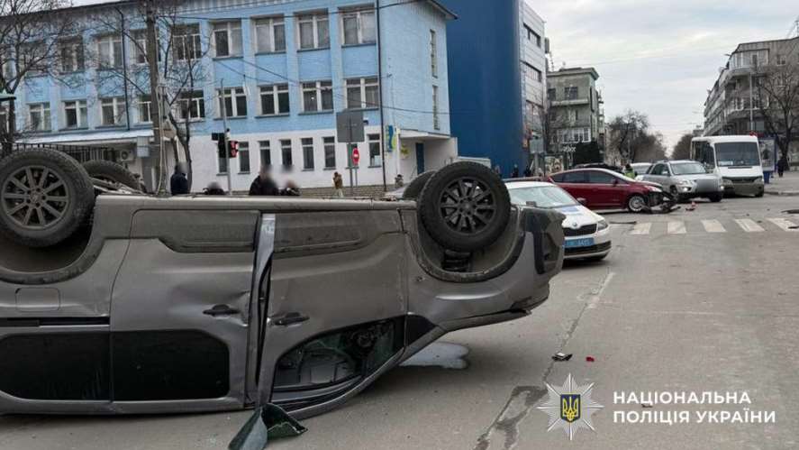 В Кременчуге на перекрестке столкнулись Ford и Peugeot: один из водителей госпитализирован