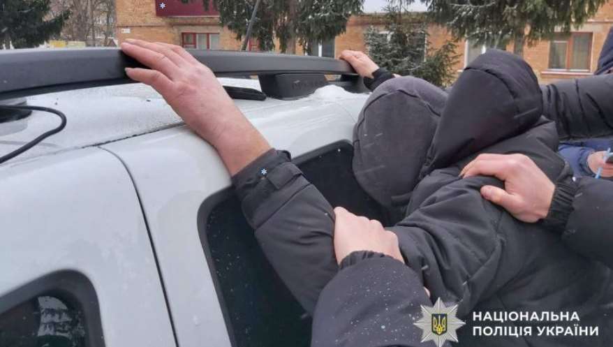 У Гребінці затримали чоловіка, якого підозрюють у збуті психотропів, зброї та боєприпасів