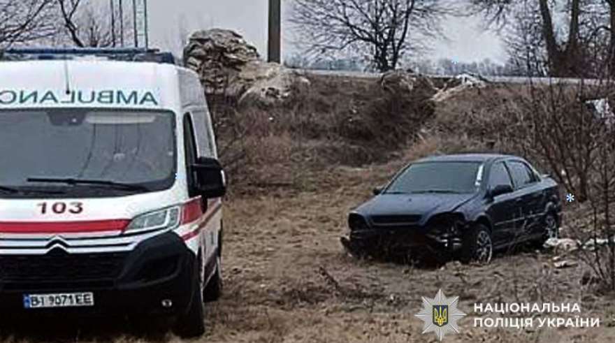 Возле Драбиновки Opel съехал в кювет: пассажира госпитализировали