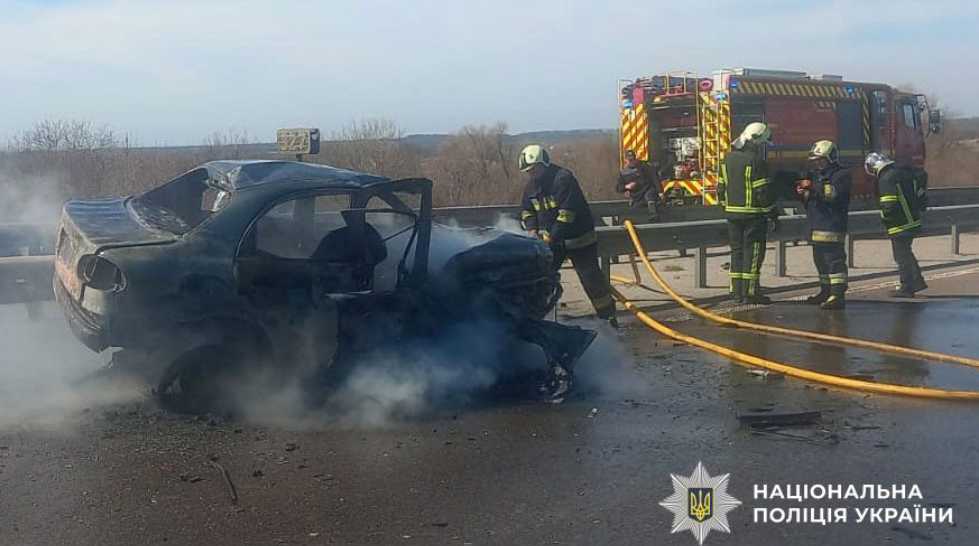На Полтавщині автомобіль врізався у відбійник і згорів: водій загинув