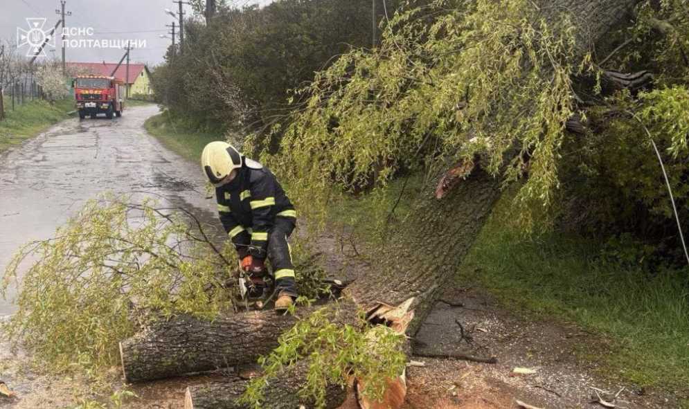 На Полтавщині рятувальники ліквідовували наслідки негоди – постраждала 13-річна дитина