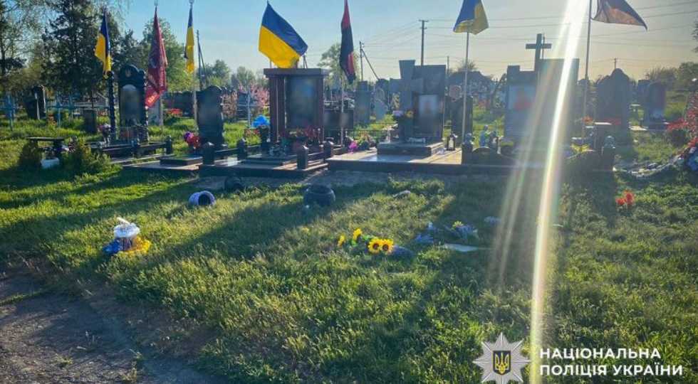 У Миргородському районі поліція розслідує пошкодження могил