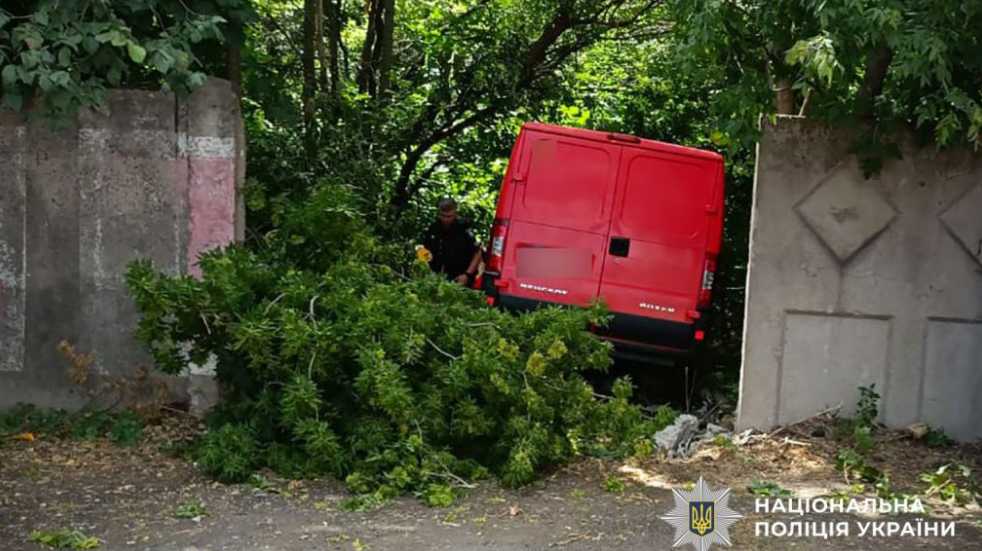 В Полтаве автомобиль Peugeot врезался в бетонный забор: 21-летний водитель госпитализирован