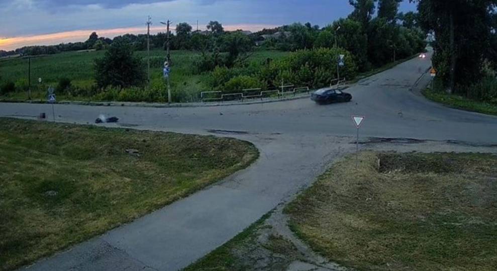 Виїхав на зустрічну смугу: у Глобиному 69-річний водій Skoda протаранив підлітка на мотоциклі