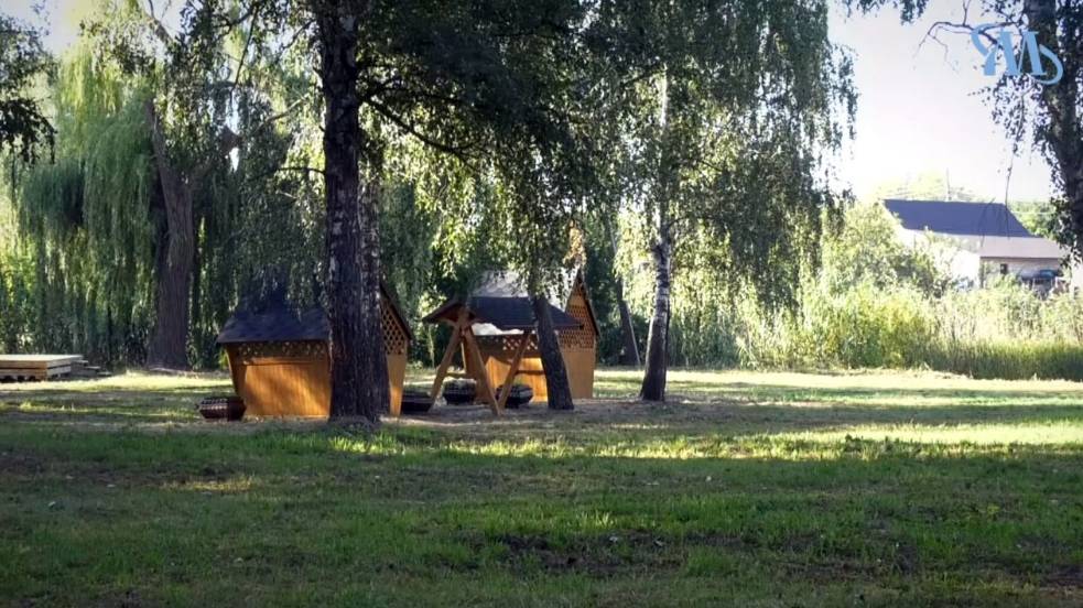 У Миргороді в Сквері Ветеранів облаштовують нову зону відпочинку зі сценою та альтанками