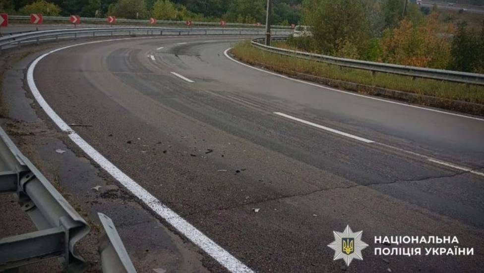 На трасі Київ – Харків автомобіль KIA врізався у металевий відбійник: травмувалася жінка