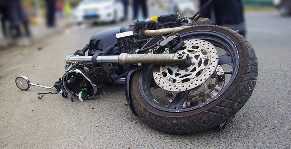 На Полтавщине двое мужчин не справились с управлением мотоциклами и упали