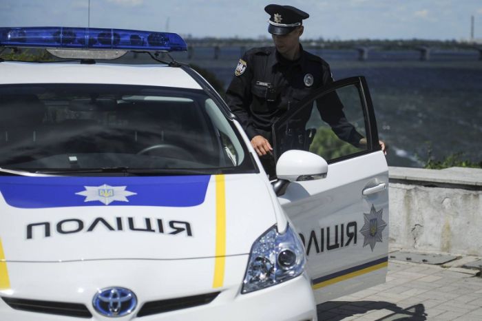 Полицейские Полтавщины помогли женщине, которой стало плохо по дороге домой