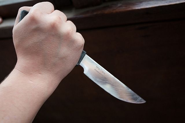 На Полтавщине парень ударил полицейского ножом в челюсть