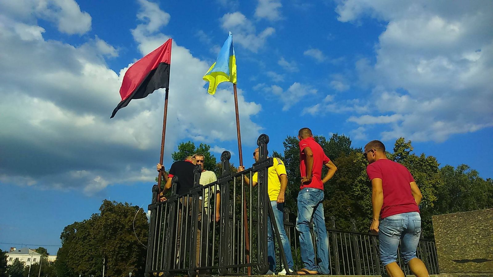 правоохранители,флаги, Полтава монумент Славы