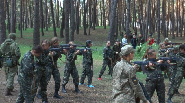 "Женский батальон" под Полтавой оказался выносливее мужского (видео)
