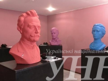 В Полтаве открыли выставку скульптур для незрячих
