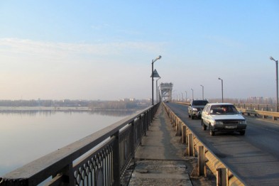 На Полтавщине самоубийца пытался прыгнуть с моста (видео)