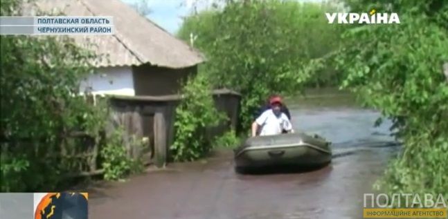 В Чернухинском районе жители плавают по деревне на лодках