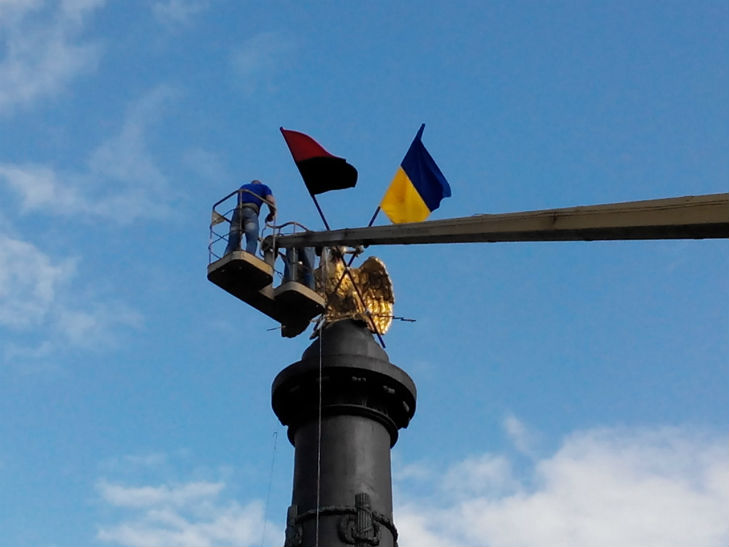 На монумент Славы снова вывесили флаги (фото)