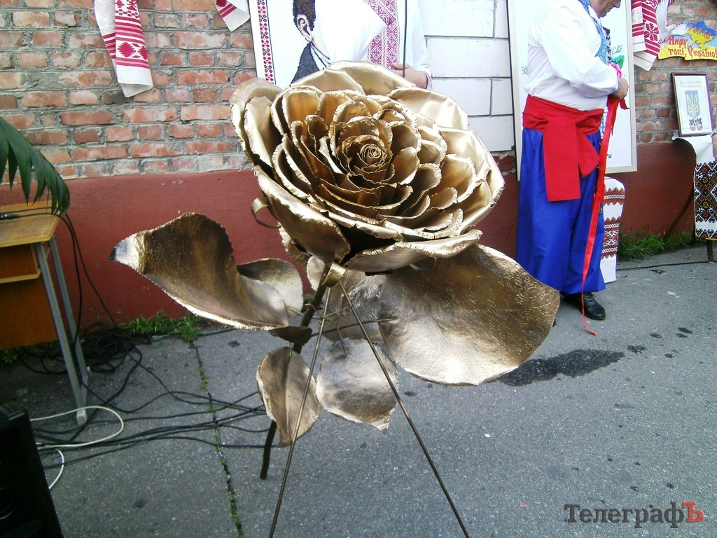 Кременчугский кузнец выковал уникальную розу